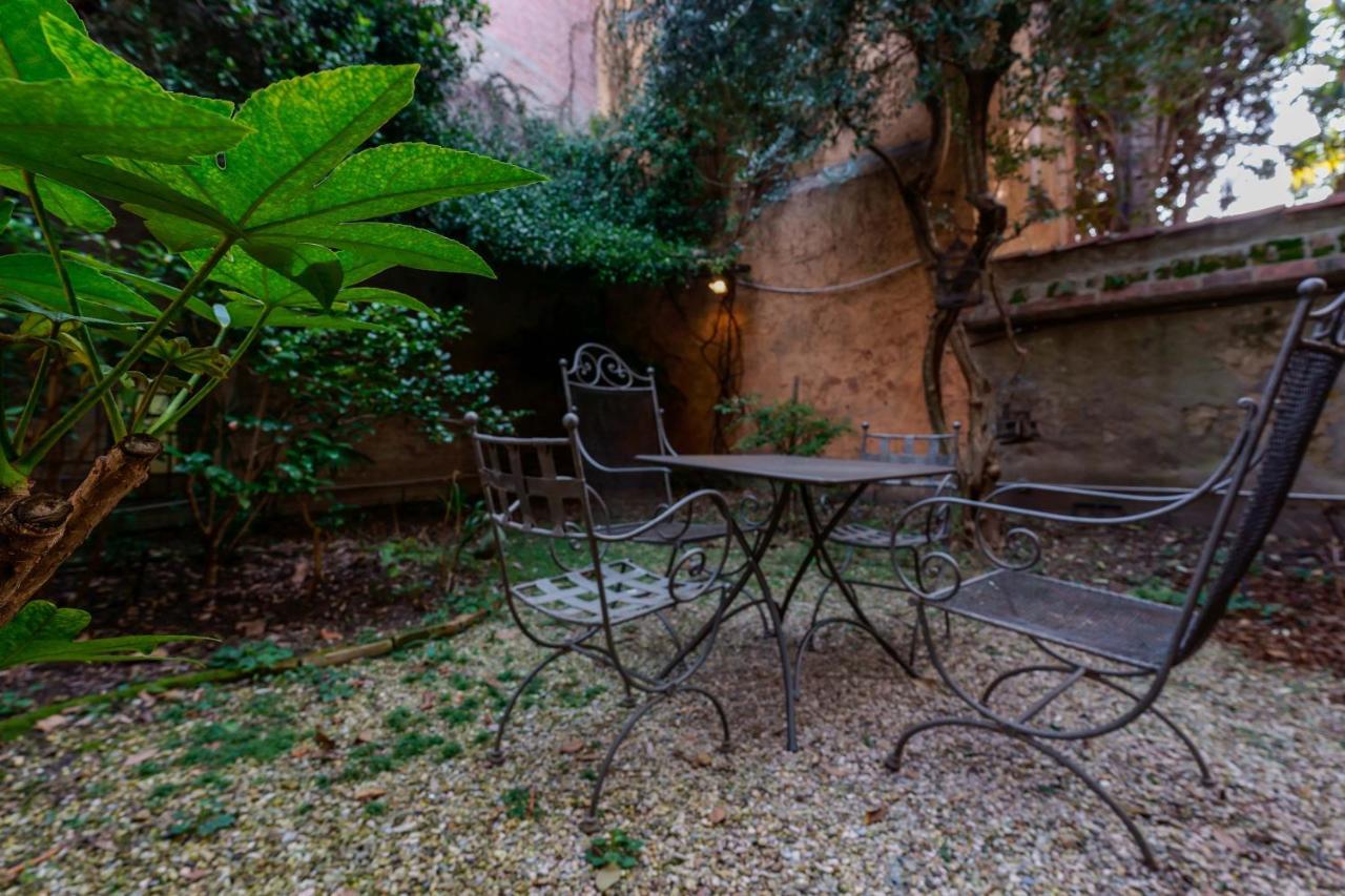 Suite Aldrovandi, With Private Garden Bologna Bagian luar foto